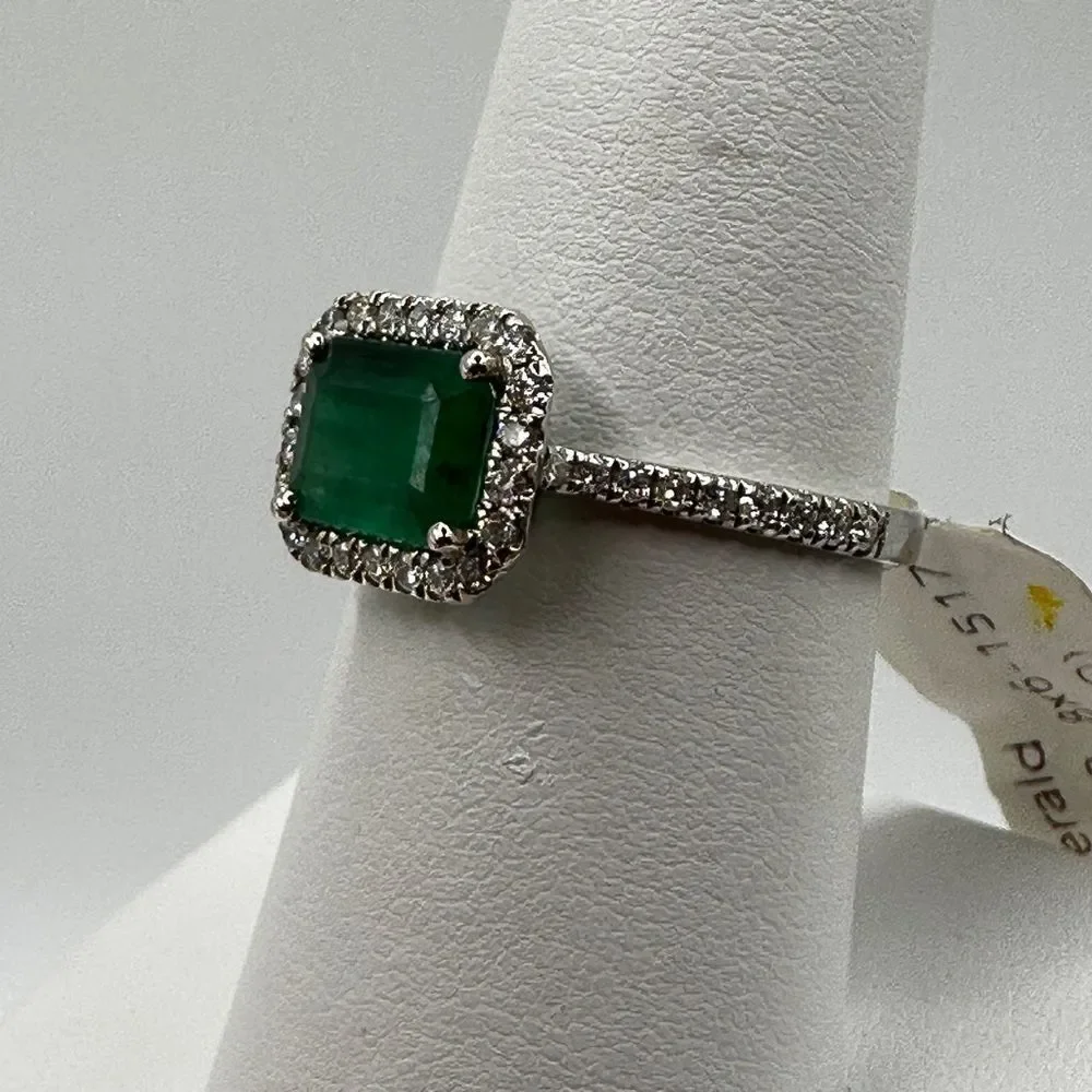 NWT 1.21ct emerald with‎ halo of diamonds all set in 14k white gold!